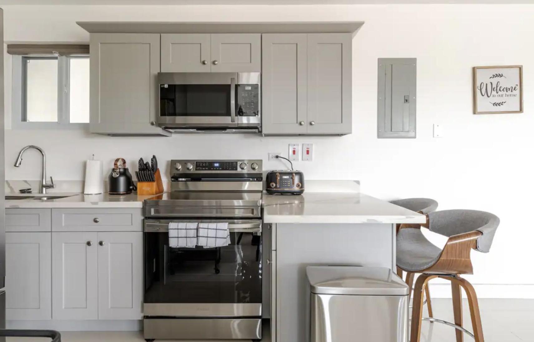 Luxe City Oasis 2Br With Rooftop Pool And Gym Kingston Exterior foto